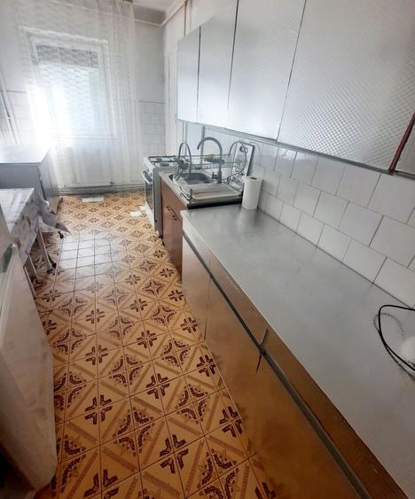 Apartament cu 3 camere semidecomandat în Drumul Carului