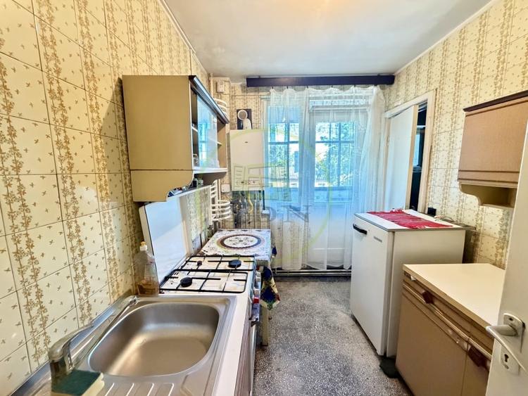Apartament cu 3 camere semidecomandat, mobilat în Central