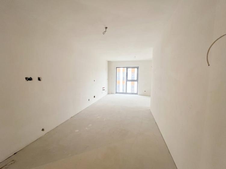 Apartament cu 3 camere semidecomandat în Între Lacuri