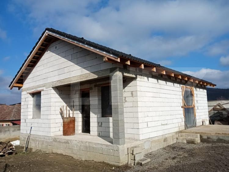 Casă individuală cu 3 camere cu Teren 700 Mp în Cerghid