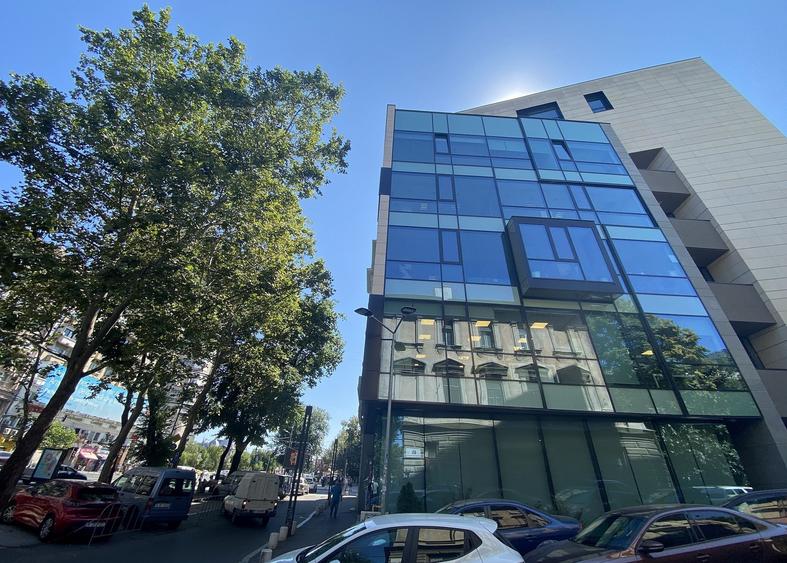 Birou, de 1,900 mp, în Universitate