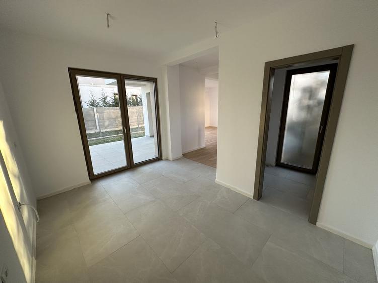 Duplex cu 5 camere cu Canalizare în Exterior Nord