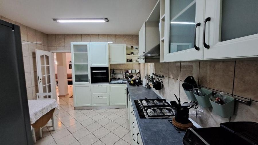 Casă individuală cu 5 camere cu Canalizare în 1 Decembrie