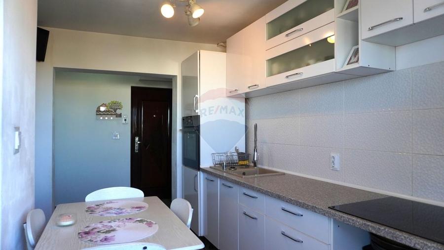 Apartament cu 3 camere decomandat în Calea București