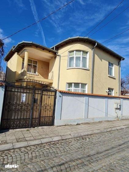 Casă cu 5 camere cu Teren 154 Mp în Central