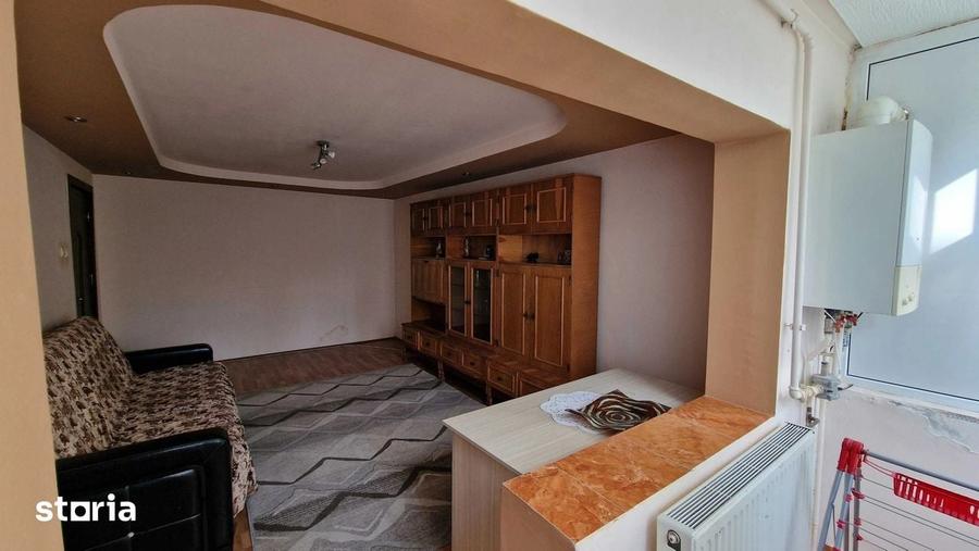 Apartament cu 3 camere decomandat în Craiovița Nouă
