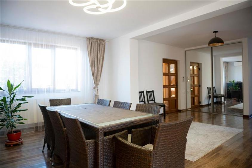 Casă individuală cu 8 camere cu Teren 555 Mp în Lazu