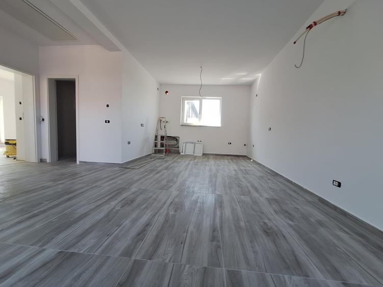 Casă individuală cu 3 camere cu Canalizare în Sânandrei
