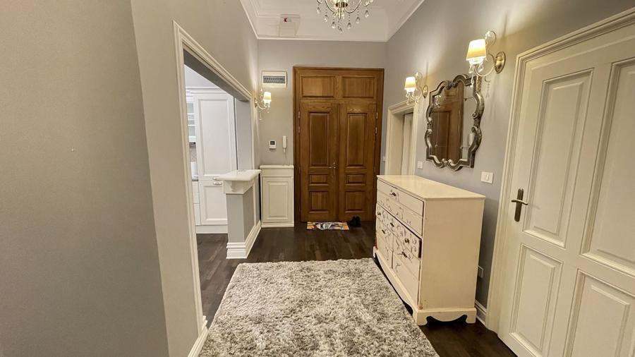 Apartament cu 3 camere semidecomandat, mobilat în Neptun