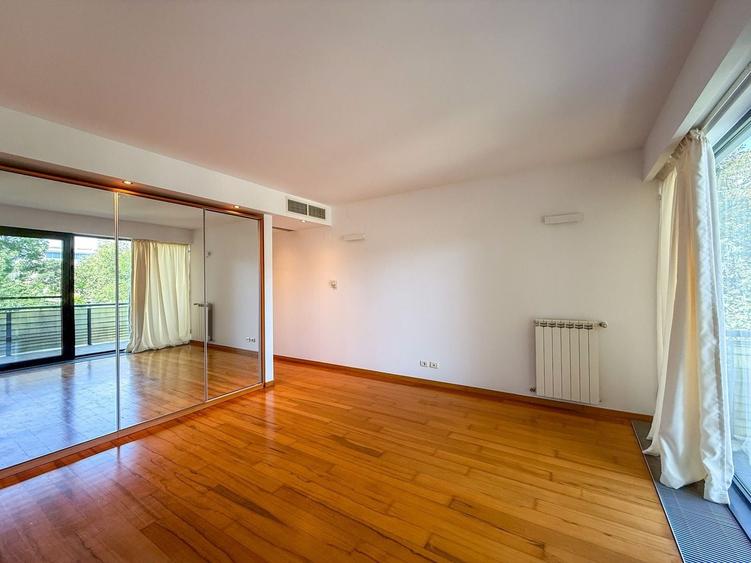 Apartament cu 3 camere semidecomandat, mobilat în Primăverii