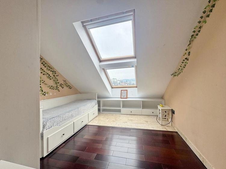 Penthouse cu 5 camere decomandat, mobilat în Blumăna