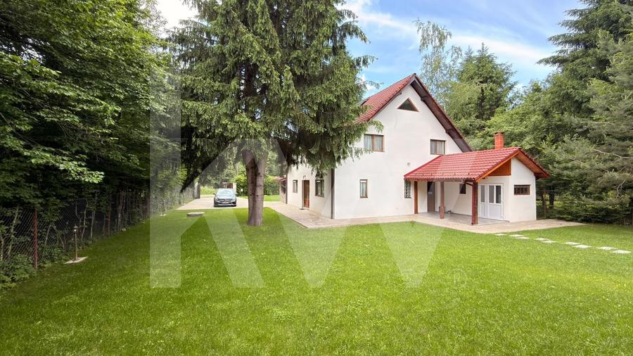 Casă individuală cu 7 camere cu Canalizare în Avrig