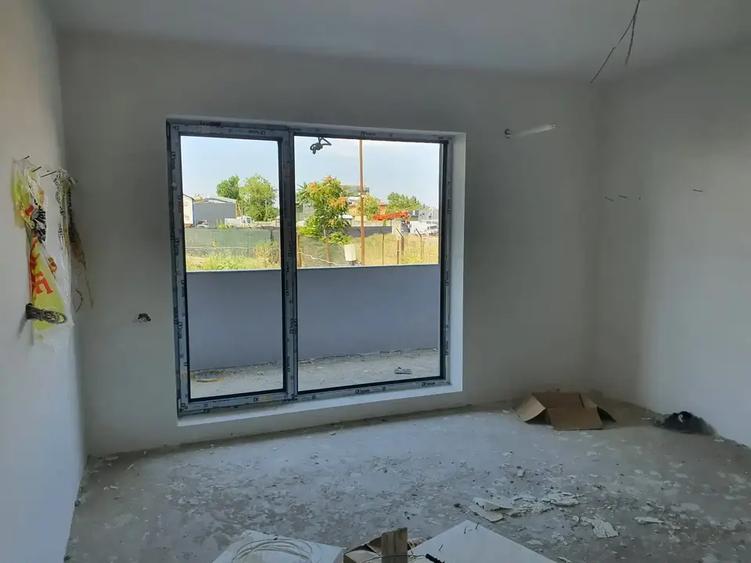 Apartament cu 3 camere decomandat în Titan