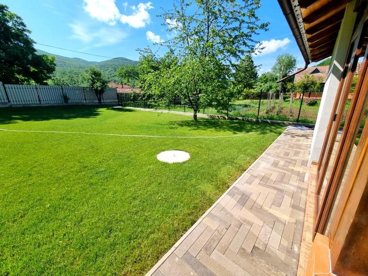 Casă individuală cu 2 camere cu Teren 1335 Mp în Ampoița