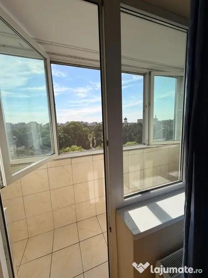 Apartament cu 3 camere decomandat în Exterior Vest