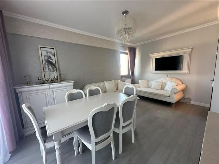 Apartament cu 3 camere decomandat, mobilat în Tătărași