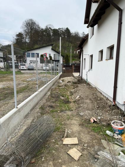 Duplex cu 5 camere cu Canalizare în Livezeni