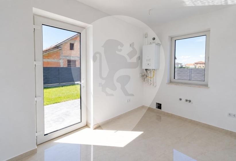 Duplex cu 4 camere cu Canalizare în Sânpetru