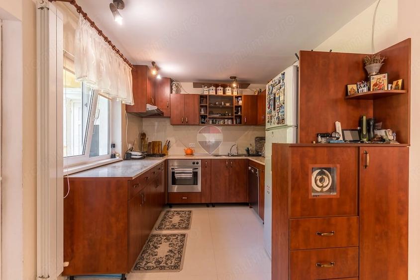 Casă cu 5 camere cu Teren 869 Mp în Bucium