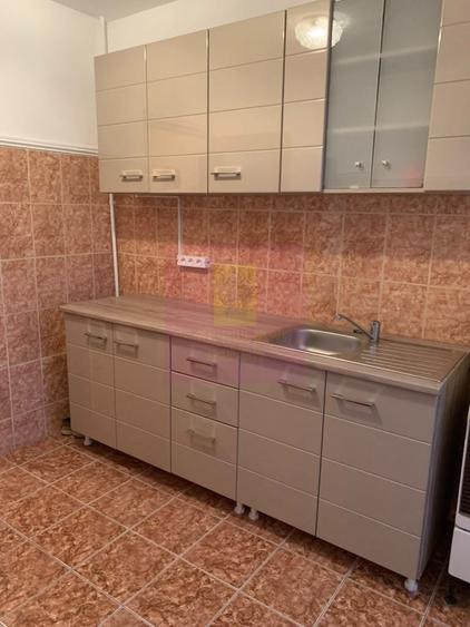 Apartament cu 3 camere decomandat, mobilat în Doamna Ghica