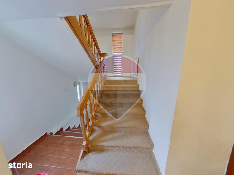 Casă cu 8 camere cu Teren 4906 Mp în Central