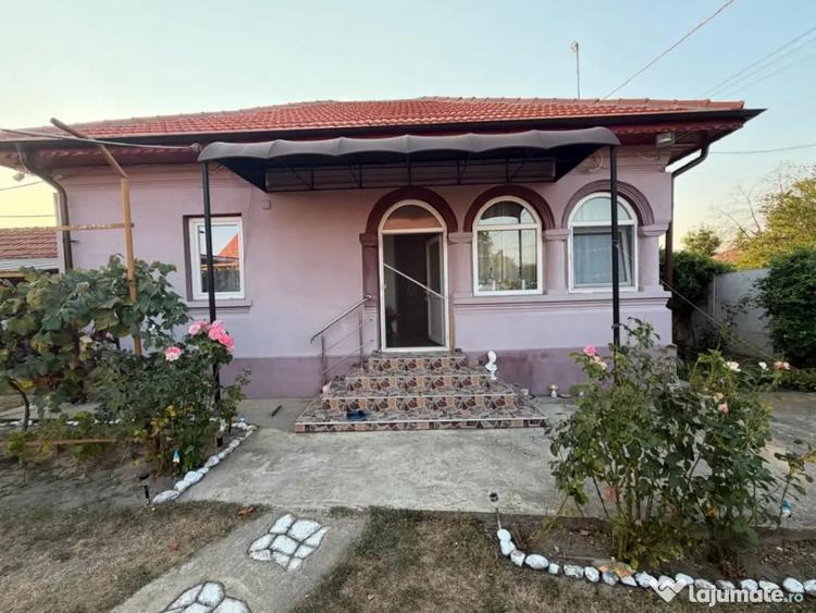 Casă cu 3 camere cu Teren 2330 Mp în Central