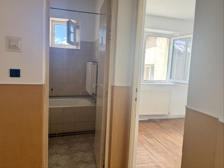 Apartament cu 3 camere semidecomandat în Central