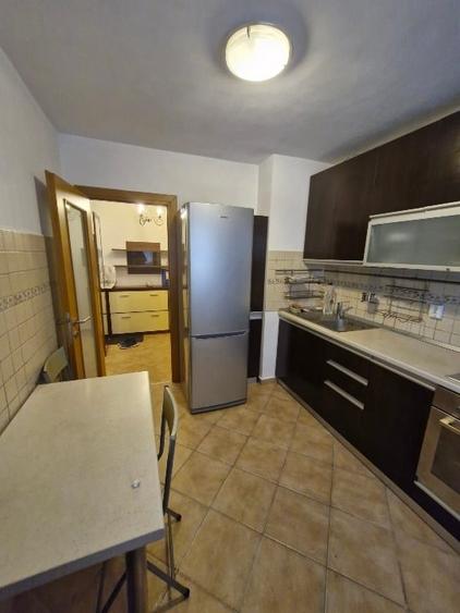 Apartament cu 3 camere semidecomandat, mobilat în 1 Mai