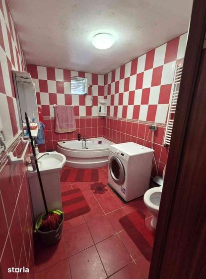 Casă cu 9 camere cu Teren 600 Mp în Central