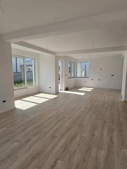 Casă individuală cu 4 camere cu Teren 400 Mp în Periferie