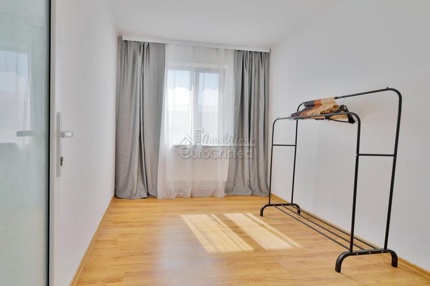 Apartament cu 3 camere semidecomandat, mobilat în Central