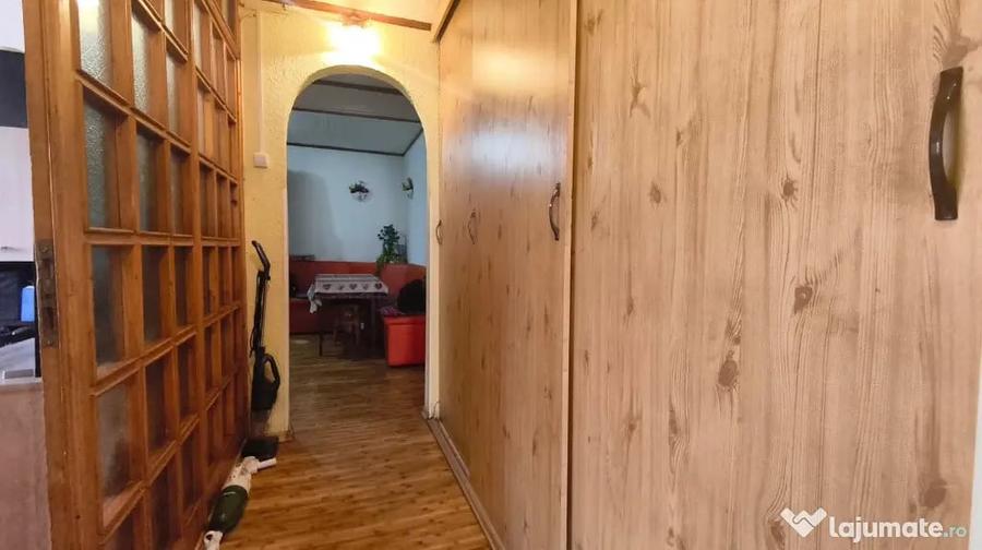 Apartament cu 3 camere semidecomandat în Gojdu
