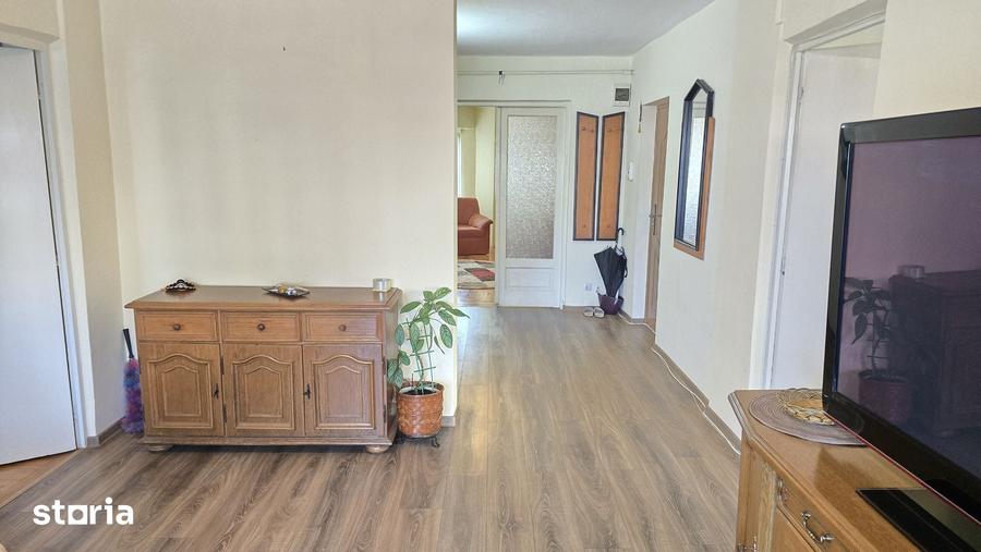 Apartament cu 4 camere în Decebal