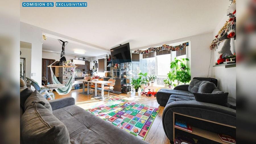 Apartament cu 3 camere semidecomandat, mobilat în Gherla
