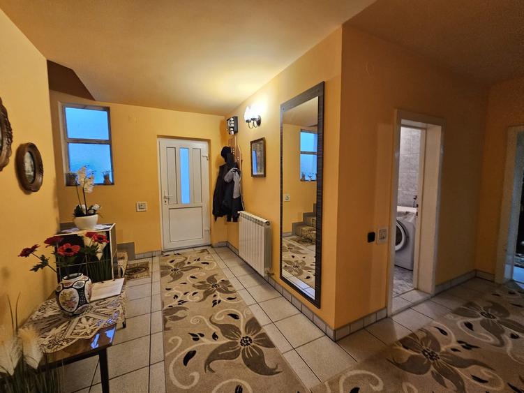 Casă cu 6 camere cu Teren 316 Mp în Călugareni
