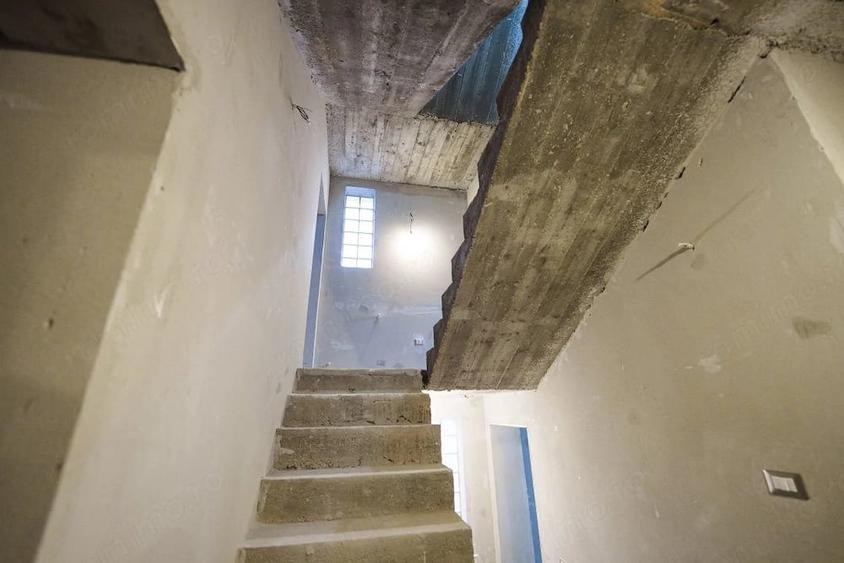 Casă cu 8 camere cu Teren 265 Mp în Romanești
