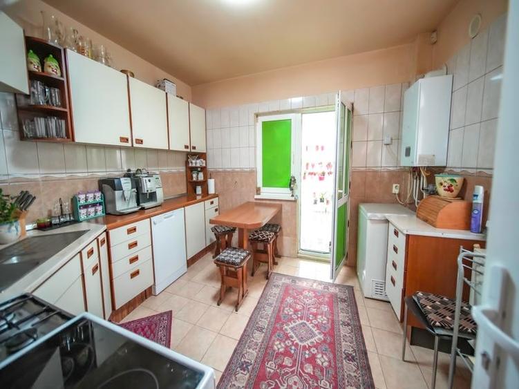 Casă individuală cu 4 camere cu Canalizare în Cristur