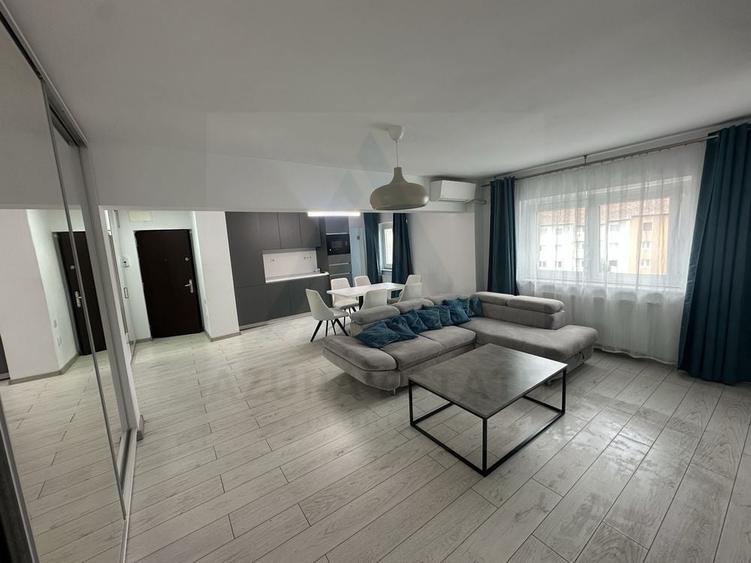 Apartament cu 4 camere decomandat, mobilat în Central