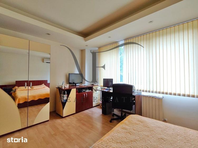 Casă cu 8 camere cu Teren 445 Mp în Primăverii