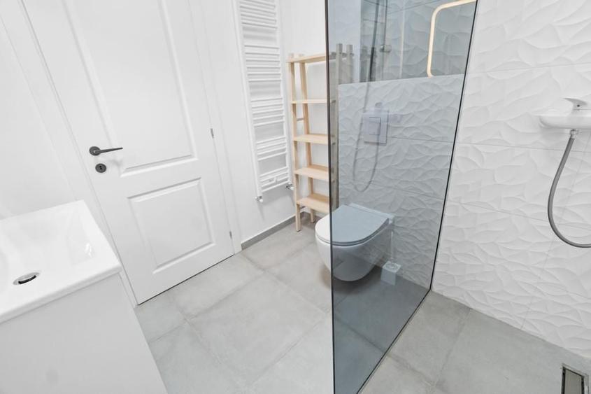 Apartament cu 2 camere decomandat, mobilat în Regie