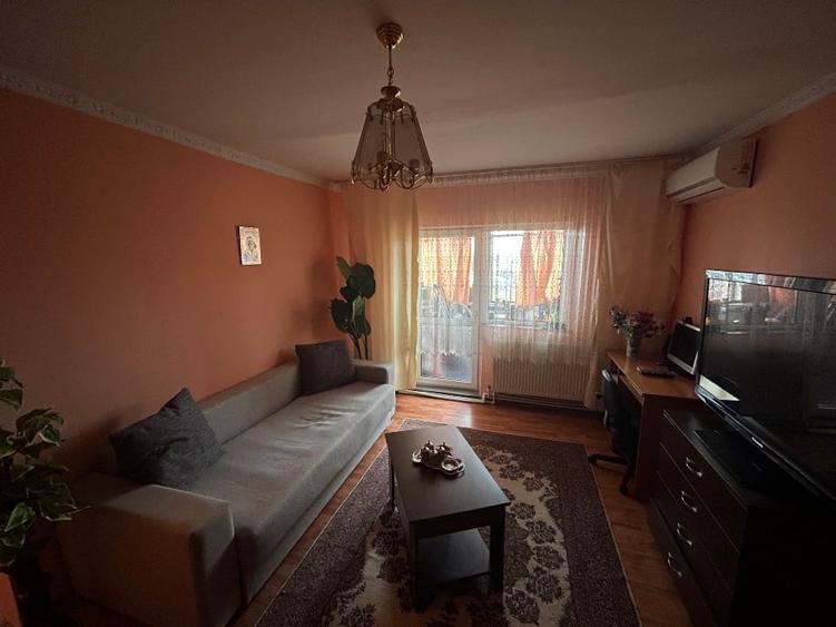 Apartament cu 2 camere semidecomandat, mobilat în Nord