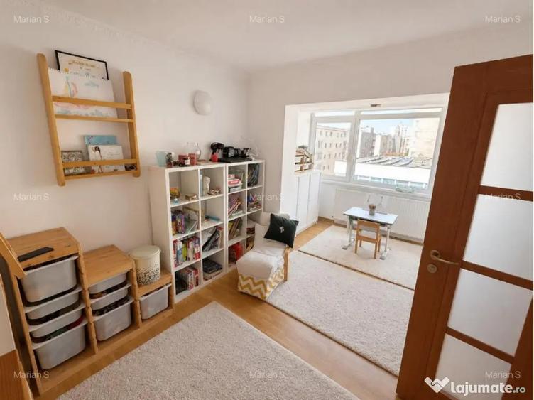 Apartament cu 4 camere semidecomandat în Tractorul