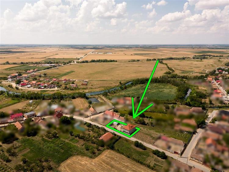 Casă cu 8 camere cu Teren 600 Mp în Girișu de Criș