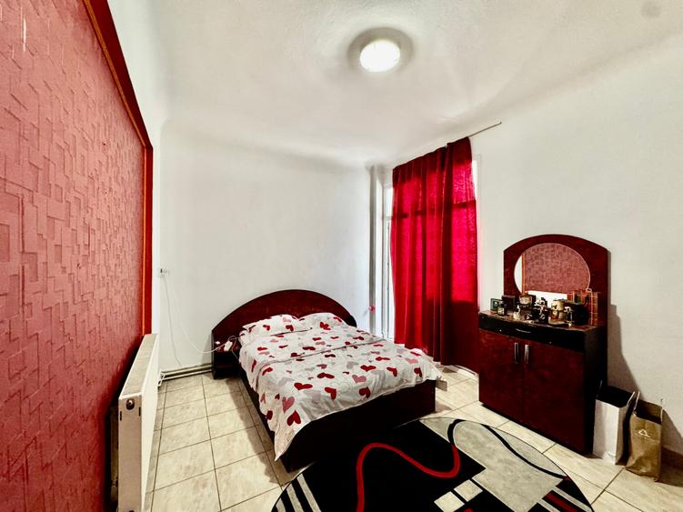 Apartament cu 3 camere semidecomandat în P-ța Unirii