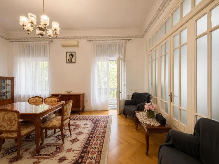 Apartament cu 4 camere semidecomandat în Romană