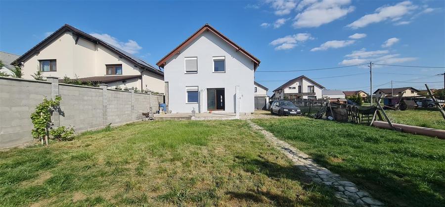 Casă individuală cu 6 camere cu Canalizare în Vladimirescu