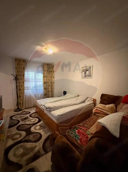 Casă cu 8 camere cu Teren 462 Mp în Central