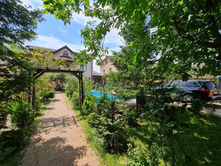 Casă individuală cu 6 camere cu Piscina în Domnești