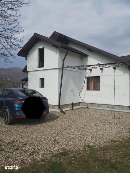 Casă cu 2 camere cu Teren 1100 Mp în Oituz