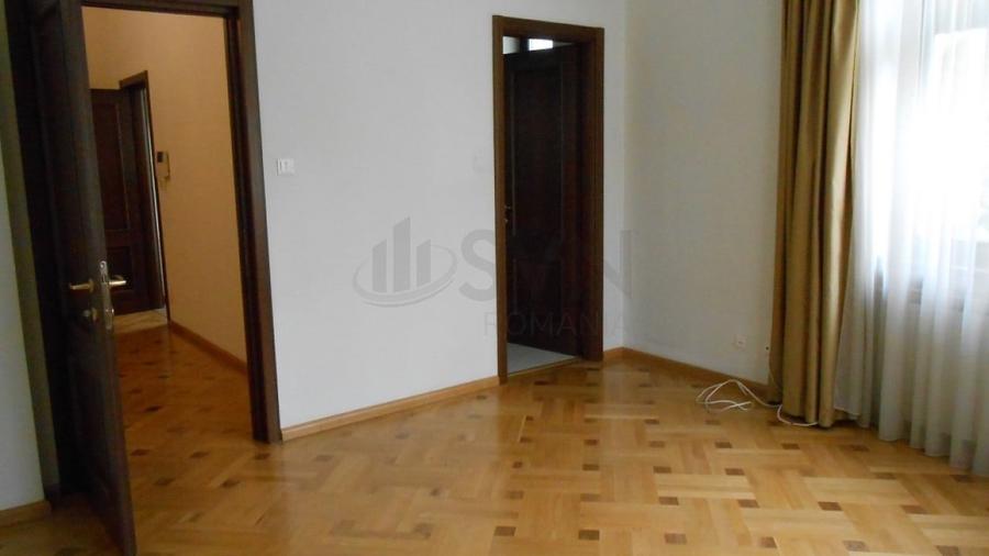 Apartament cu 5 camere decomandat în Capitale